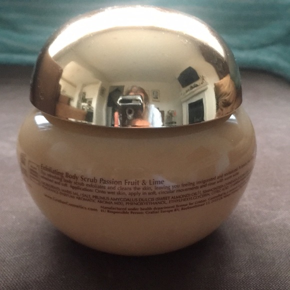 GRATiAE Organic Exfoliating Body Scrub Passion Fruit & Lime 10.5 Oz. - Picture 6 of 9